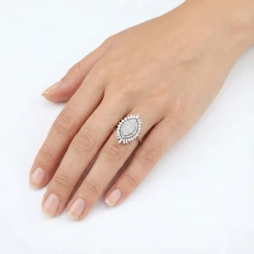 0,91 Karat Pırlanta Kristal Detaylı Baget Yüzük